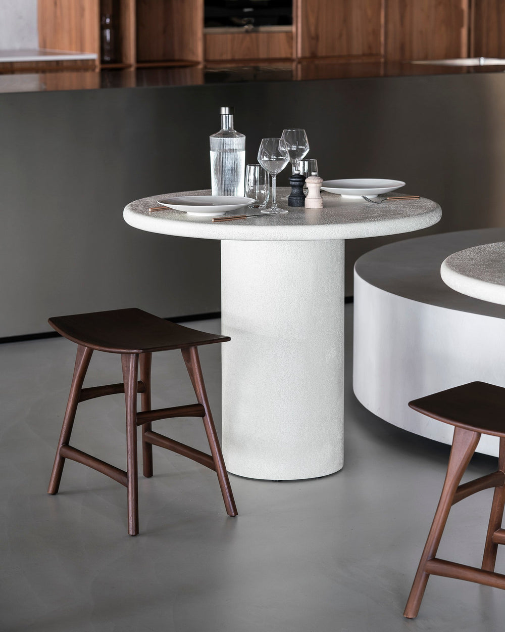 10177 Osso dining stool teak brown 26422 Elements dining table 2 WEB