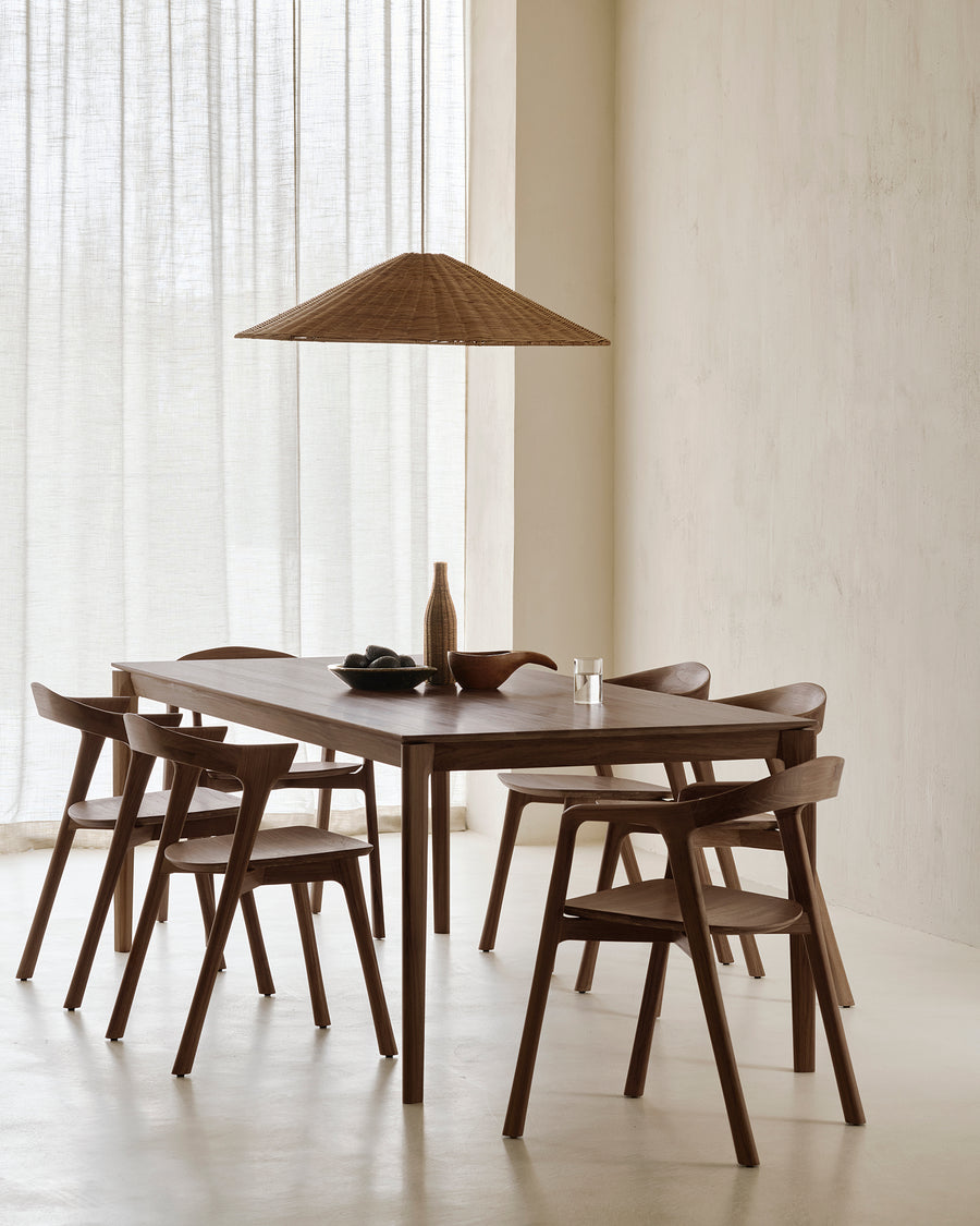 Scaun dining Bok Ethnicraft din tec masiv maro, cu spătar curbat sculptural inspirat din coarnele unei capre
