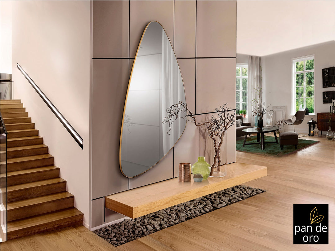 Oglindă triunghiulară Schuller Orio cu ramă din MDF în finisaj foiță de aur aplicată manual — 168×81 cm, montaj orizontal sau vertical.