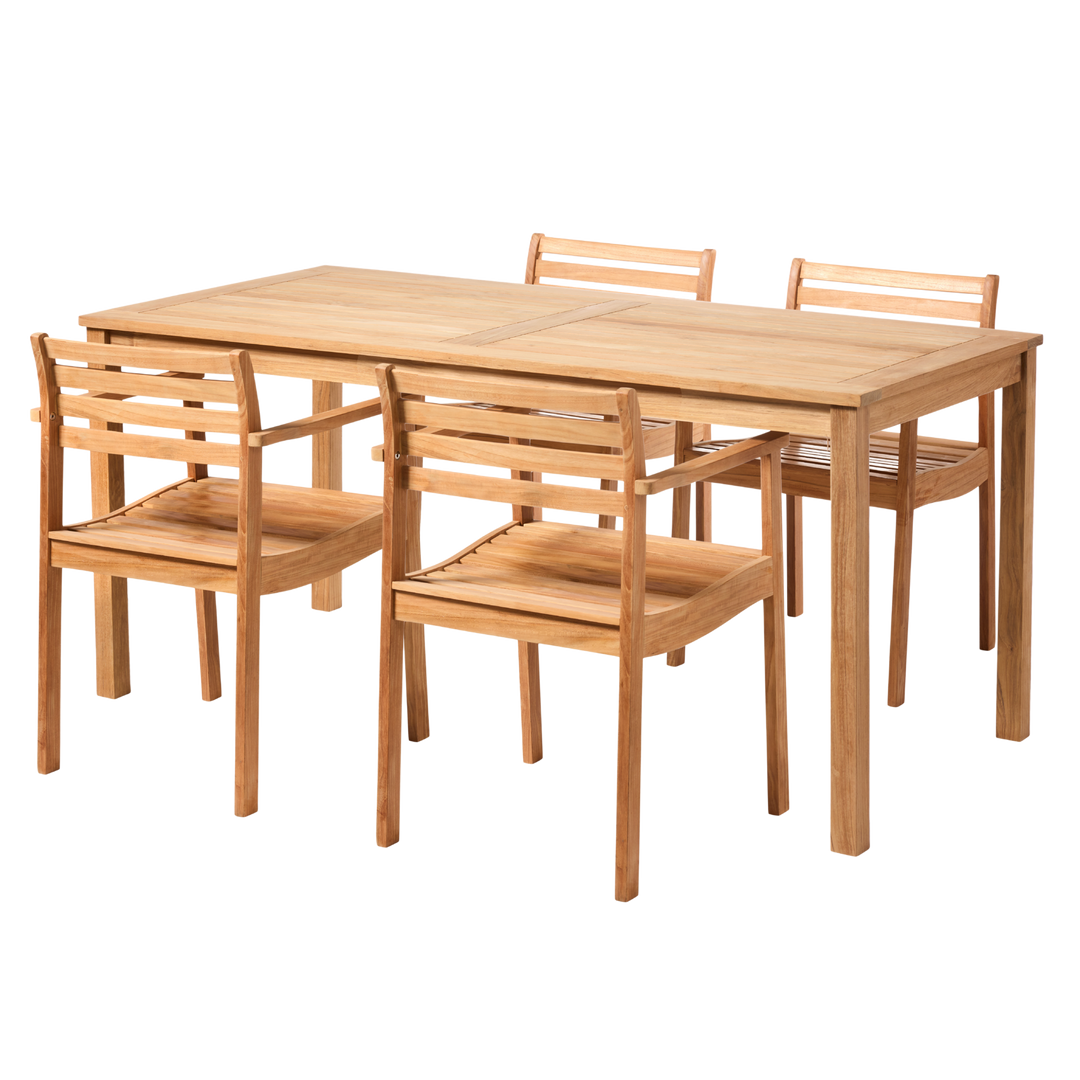 Set Rosenholm Cinas — masă rotundă și patru scaune din lemn de tec, pe o terasă cu grădină liniștită.