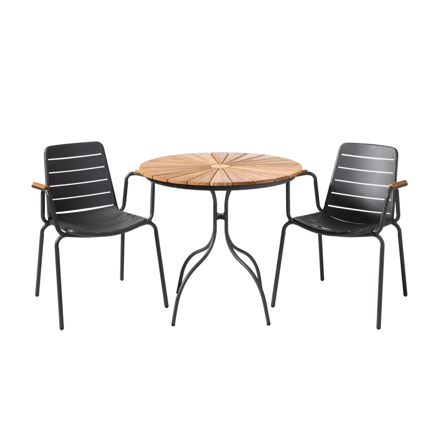 Set Ellen & Parc Cinas pentru balcon — masă cafenea cu tec, cadru antracit și două scaune Parc stivuibile.