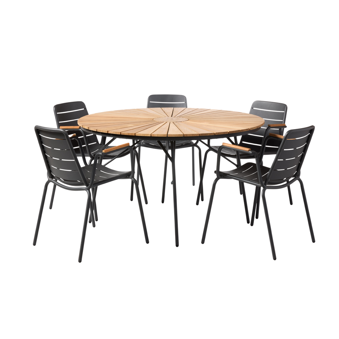 Set Ellen & Parc Cinas — masă rotundă din tec de 130 cm cu cadru antracit și cinci scaune Parc stivuibile.