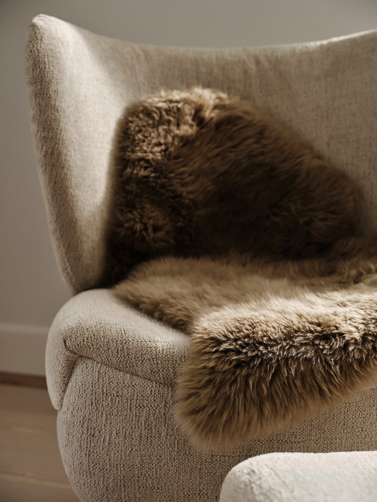 Fotoliu BoConcept Catskills, tapițerie bej Lucca, stejar natural — detaliu