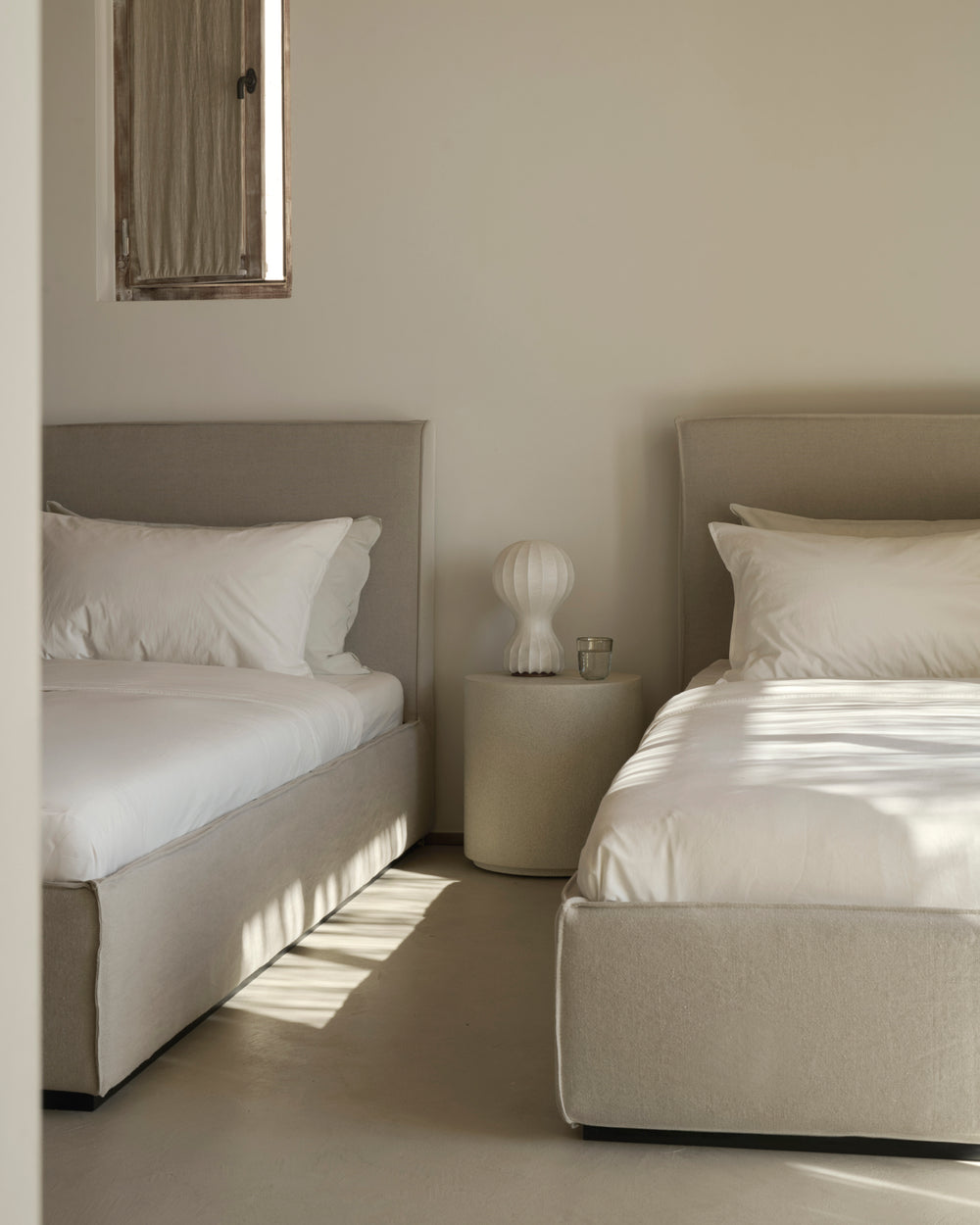 21598_Revive_bed_90x200_Sand_26413_Elements_side_table_web.jpg