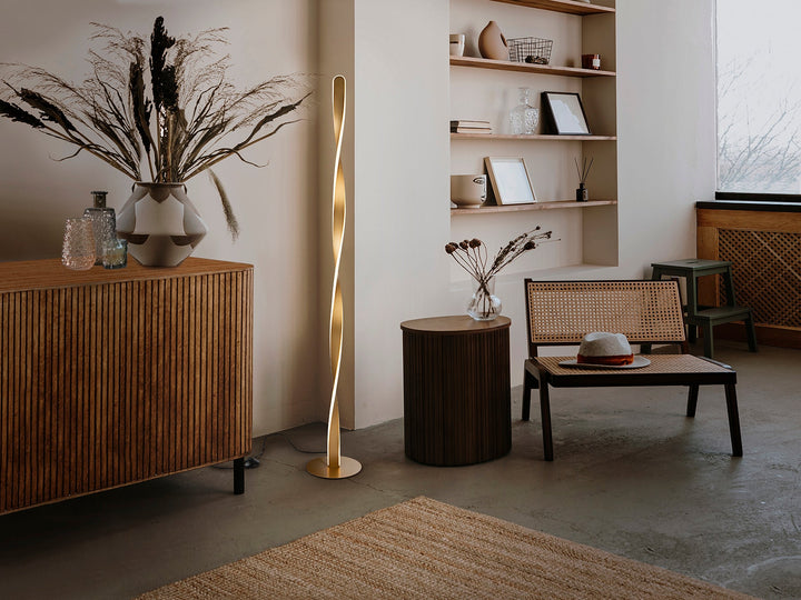 Lampadar Schuller Twist cu coloană răsucită din metal auriu periat și difuzor din silicon opal — 150 cm înălțime.