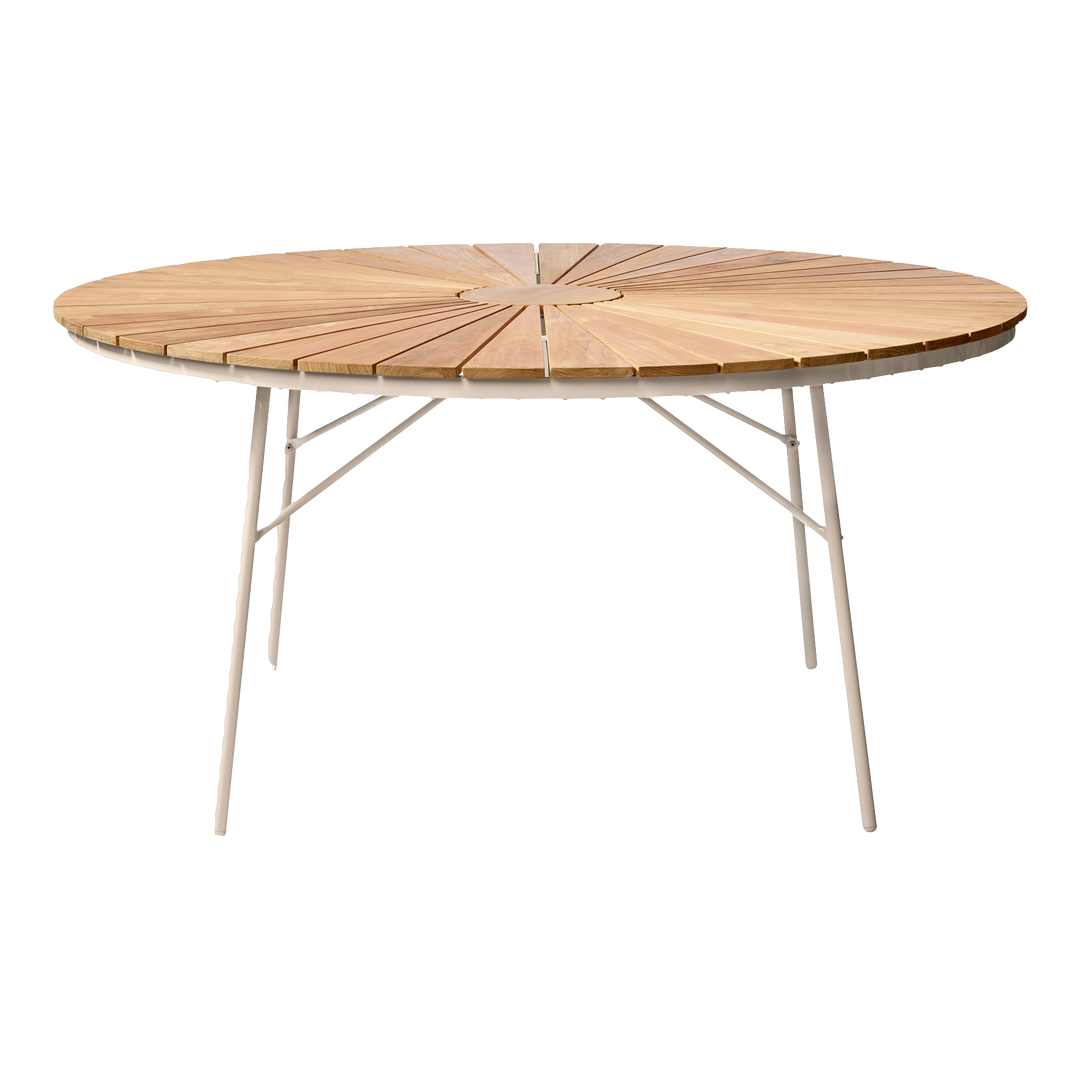 Masă Ellen Cinas — masă rotundă de 150 cm cu cadru de aluminiu gri nisip și blat din șipci de tec, pe terasă mare.