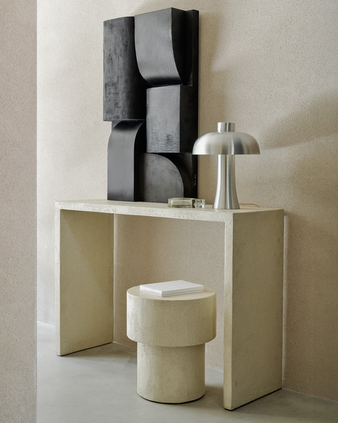26420 Elements console microcement off white 26410 Elements side table microcement mushroom shape off white det web
