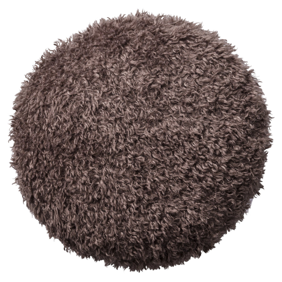 Pernă decorativă BoConcept Teddy ciocolatie — vedere de ansamblu
