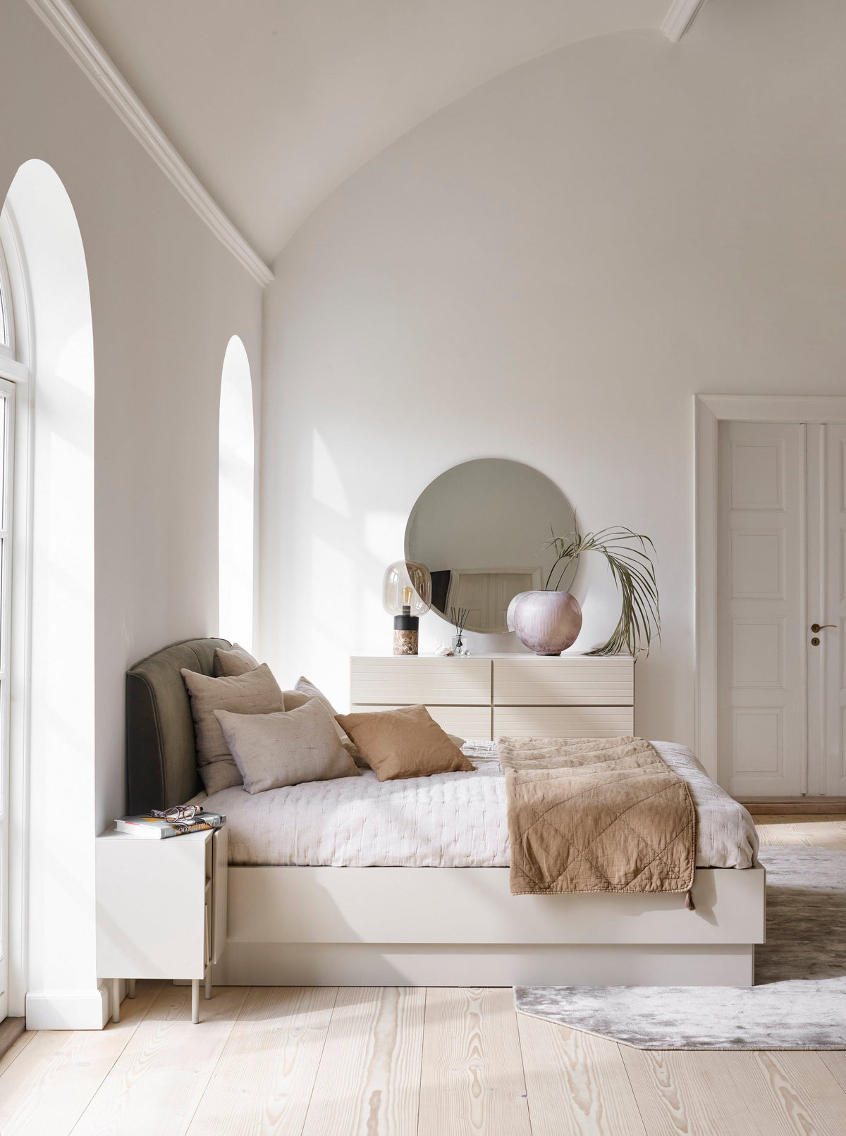 Comoda BoConcept Lugano fronturi sculptate gri cenusiu — detaliu