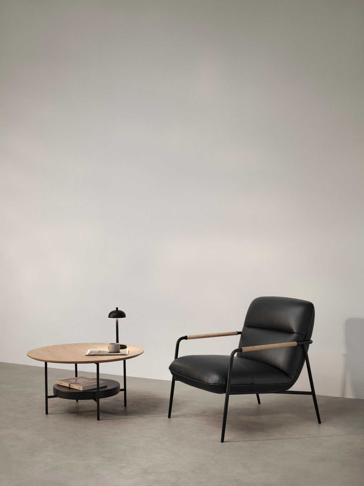 Fotoliu BoConcept Terni, tapițerie albă Tuscany, brațe din stejar închis — detaliu