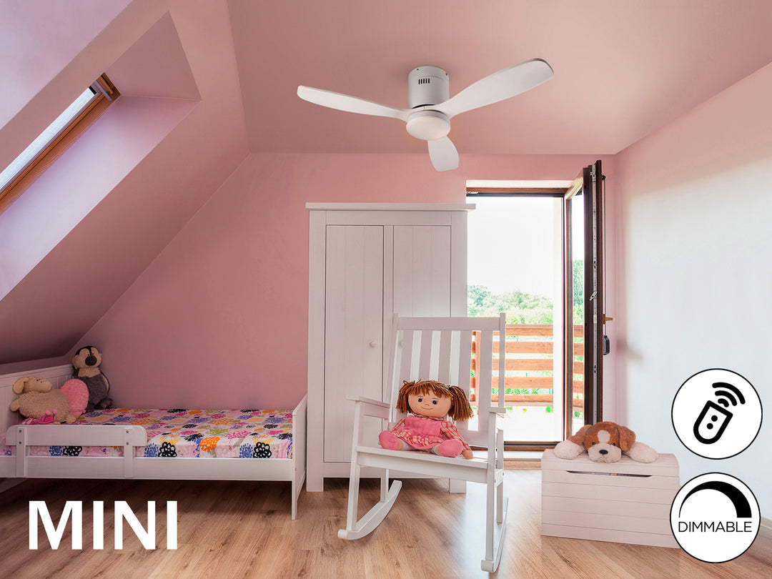 Ventilator de tavan Schuller Siroco Mini cu carcasă albă, palete din lemn vopsit alb și difuzor din sticlă opal.