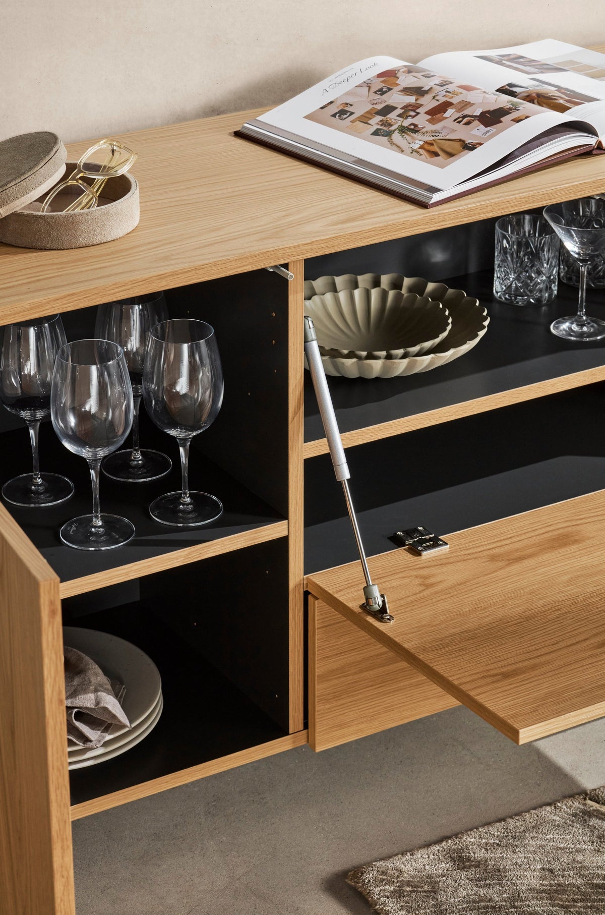 Bufet BoConcept Santiago 150 cm cu usa rabatabila, stejar natural — detaliu