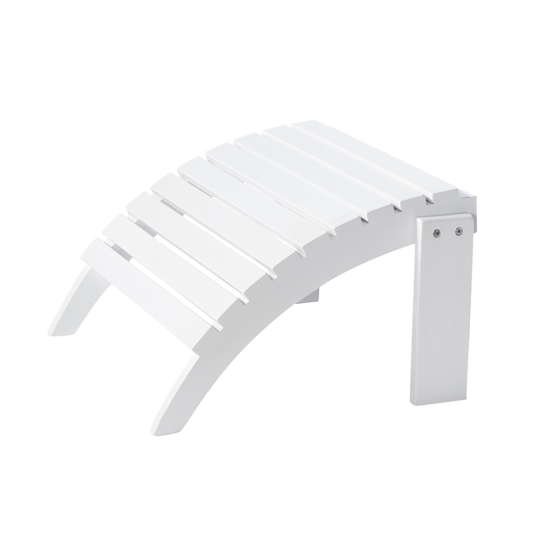 Taburet Adirondack Cinas — taburet de exterior din mahon pictat alb, lângă scaunul Adirondack.