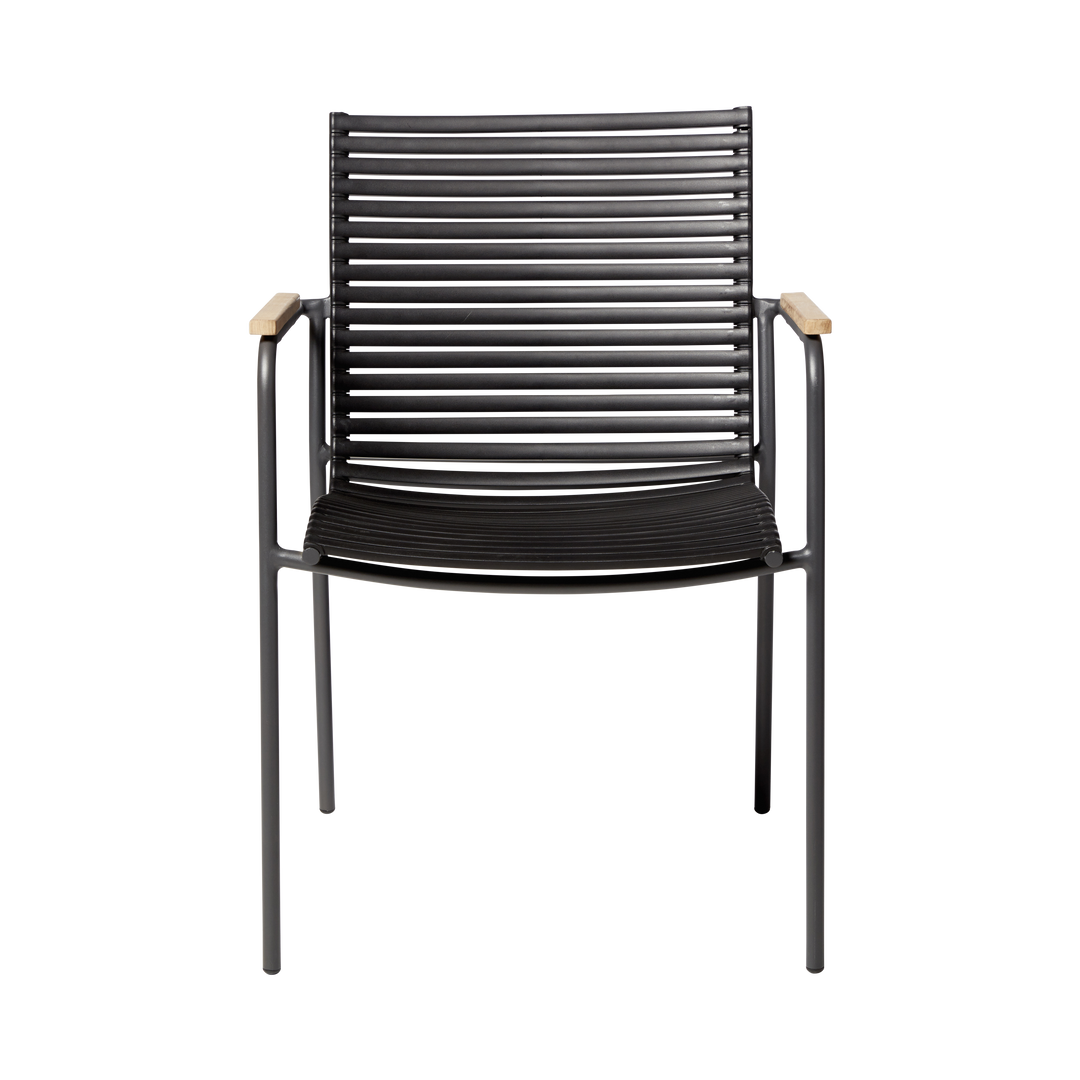 Scaun Mood Classic Cinas — scaun exterior cu cadru de aluminiu negru, șipci înguste negre și detalii de tec pe brațe.