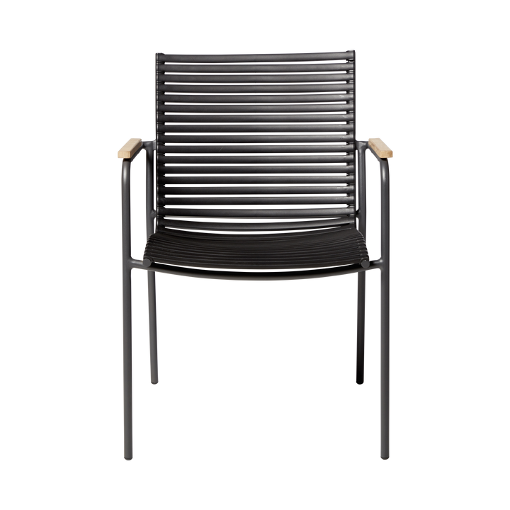 Scaun Mood Classic Cinas — scaun exterior cu cadru de aluminiu negru, șipci înguste negre și detalii de tec pe brațe.