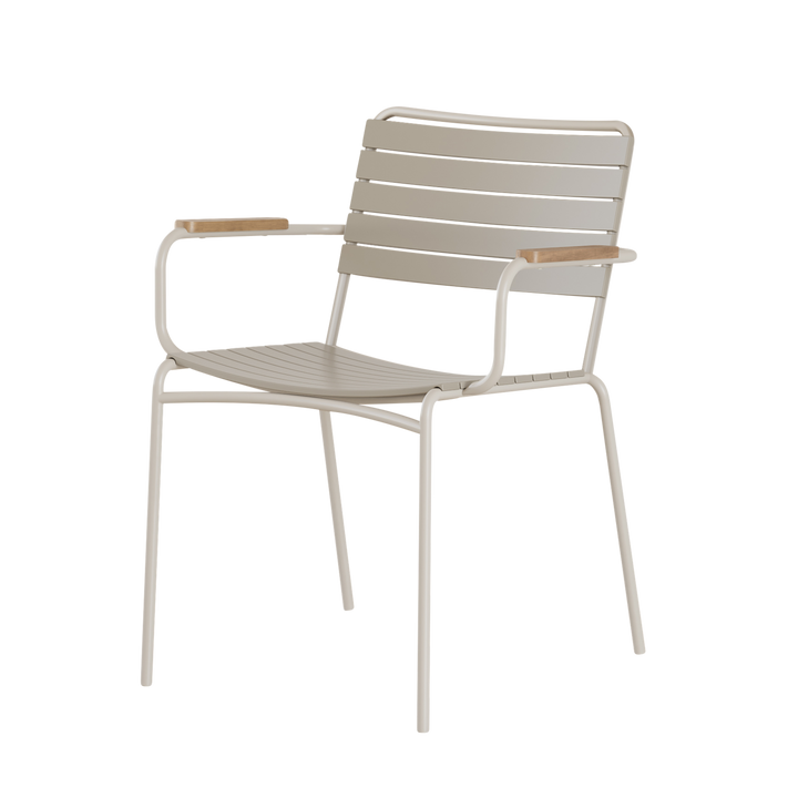 Scaun MOOD Matic Cinas — scaun ușor de exterior cu cadru de aluminiu gri nisip, brațe de tec și șipci PP.