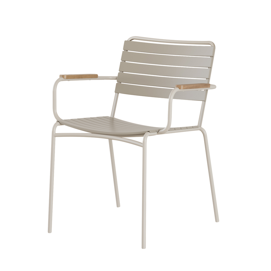 Scaun MOOD Matic Cinas — scaun ușor de exterior cu cadru de aluminiu gri nisip, brațe de tec și șipci PP.