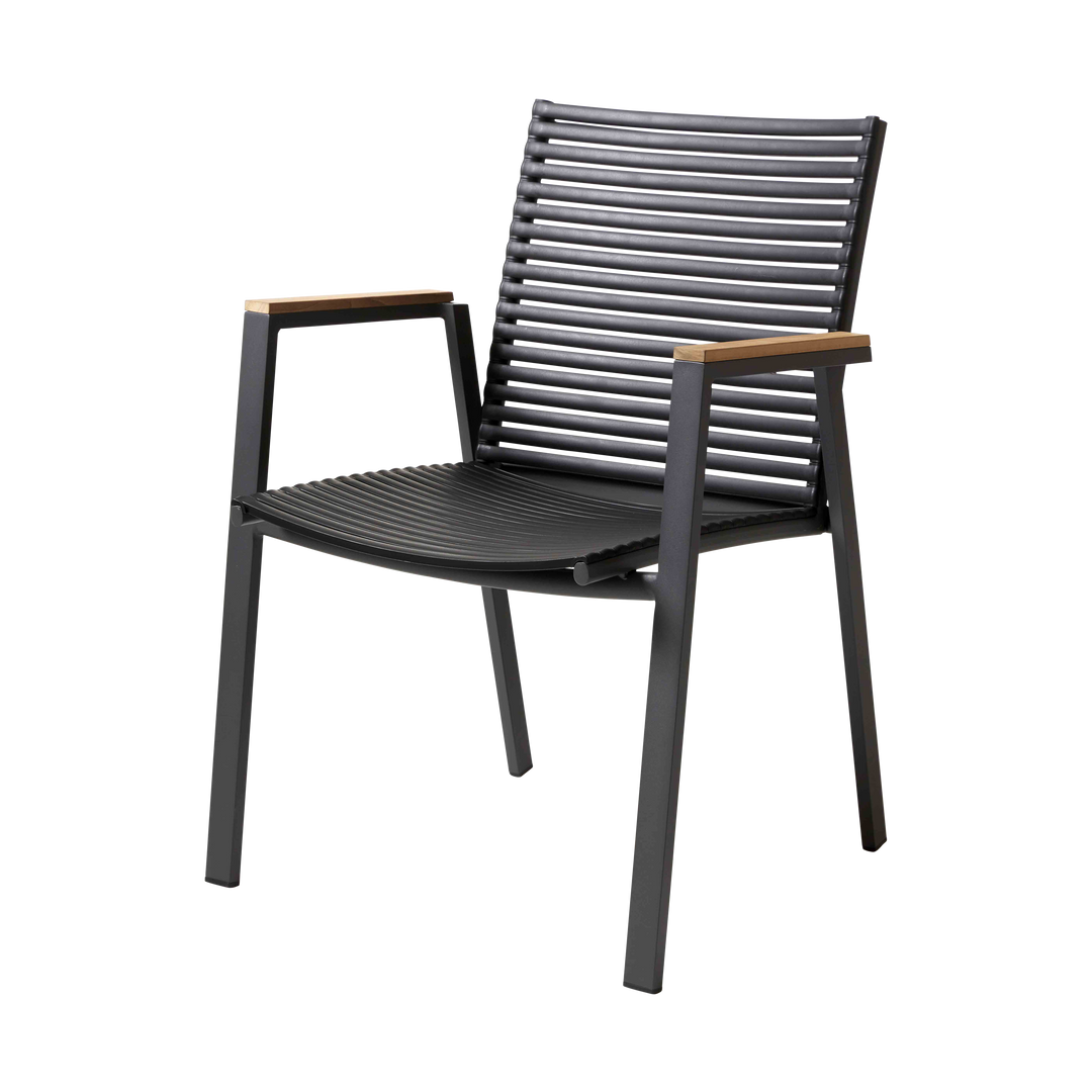 Scaun MOOD Classic Extreme Cinas — scaun cu cadru antracit, brațe de tec și șipci PP înguste, pe terasă modernă.