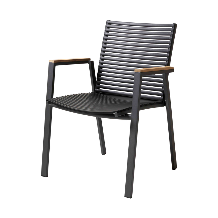 Scaun MOOD Classic Extreme Cinas — scaun cu cadru antracit, brațe de tec și șipci PP înguste, pe terasă modernă.