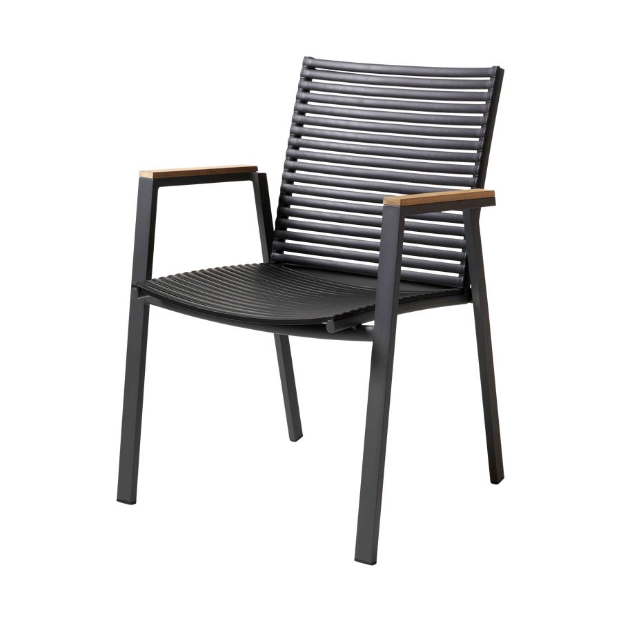Scaun MOOD Classic Extreme Cinas — scaun cu cadru antracit, brațe de tec și șipci PP înguste, pe terasă modernă.