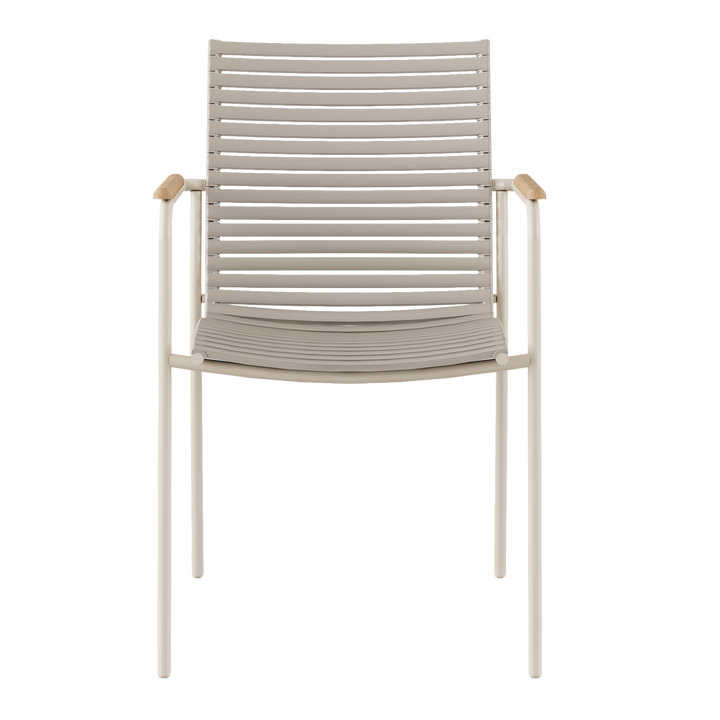 Scaun MOOD Classic Compact Cinas — scaun de exterior cu cadru gri nisip, brațe de tec și șipci PP subțiri.
