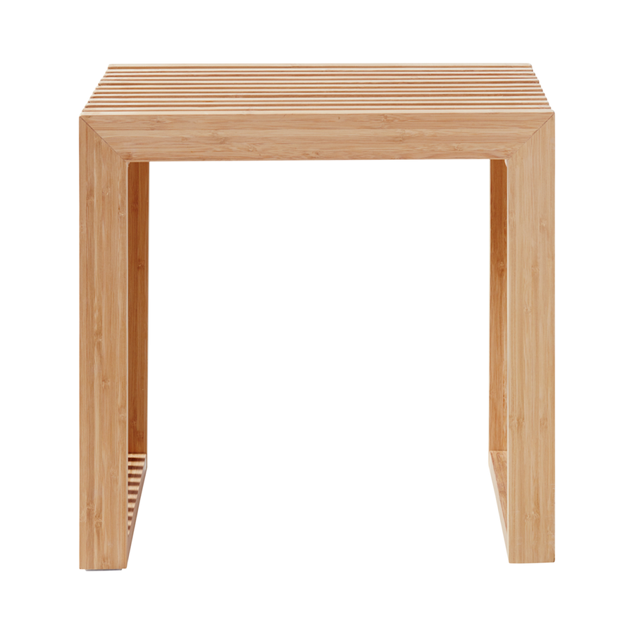 Taburet Rib Cinas — taburet compact din bambus cu structură de coaste, în interior luminos.