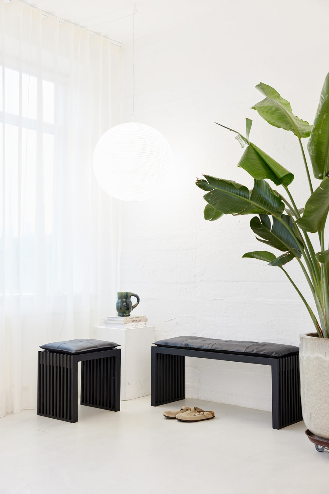 Taburet Cinas Rib mahon negru interior