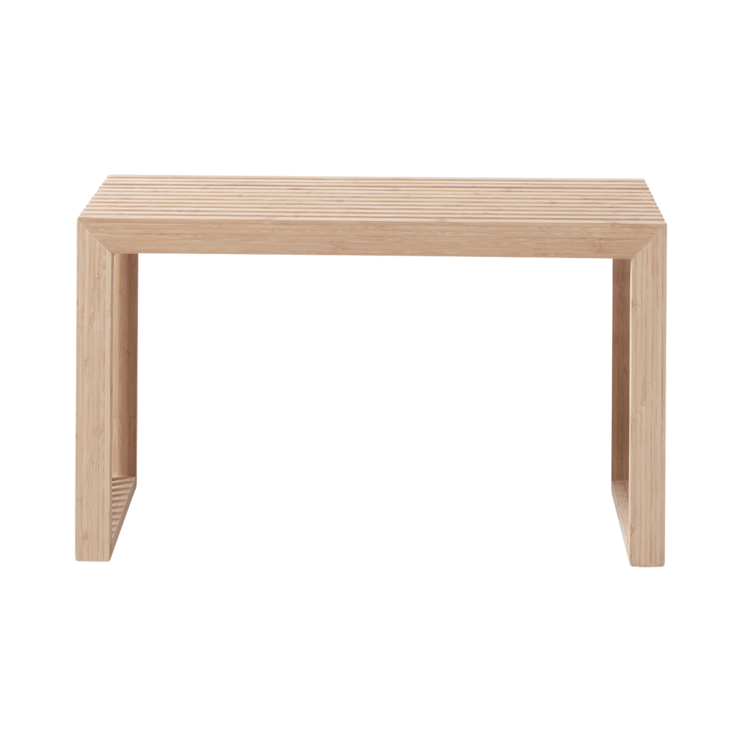 Banchetă Rib Cinas — banchetă pentru două persoane din bambus cu structură de coaste, în hol modern.