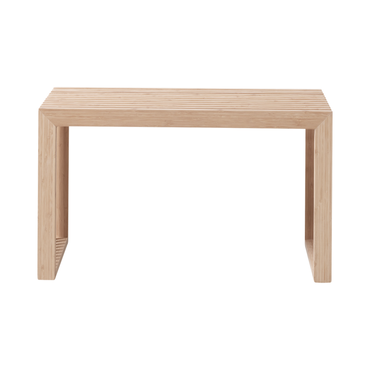 Banchetă Rib Cinas — banchetă pentru două persoane din bambus cu structură de coaste, în hol modern.