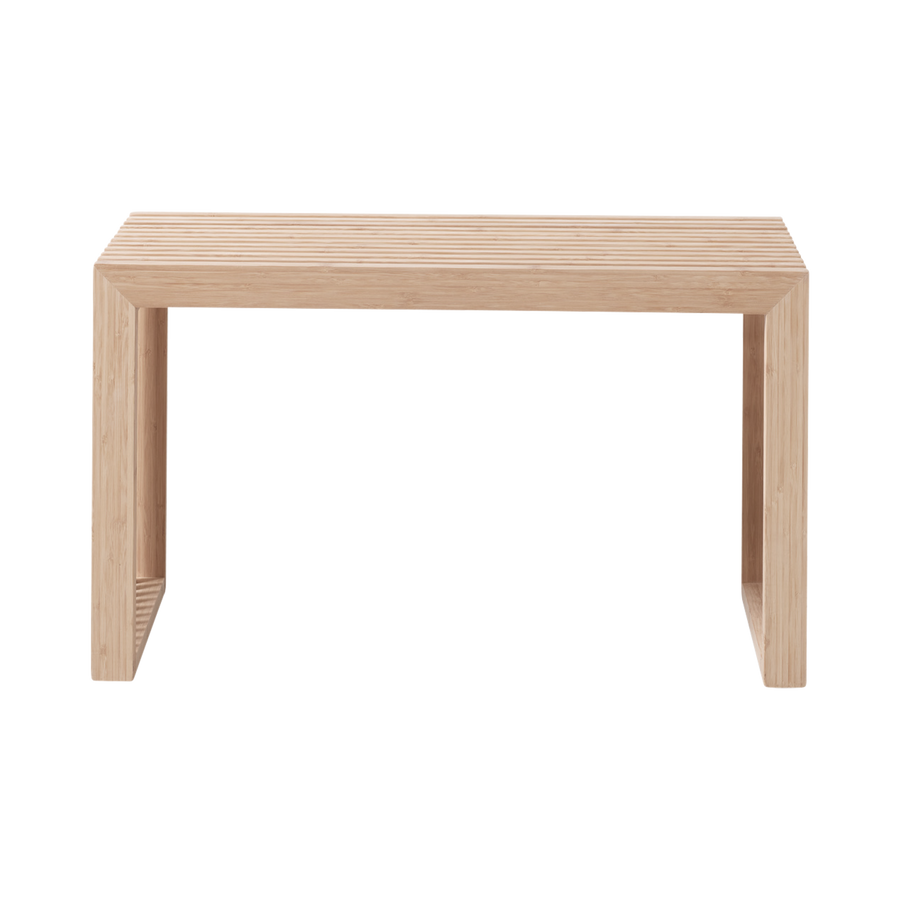 Banchetă Rib Cinas — banchetă pentru două persoane din bambus cu structură de coaste, în hol modern.