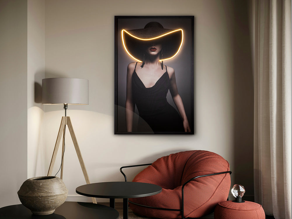 Tablou luminos LED Schuller Pamela cu figura unei femei cu pălărie pamela și bandă LED — 80x120 cm