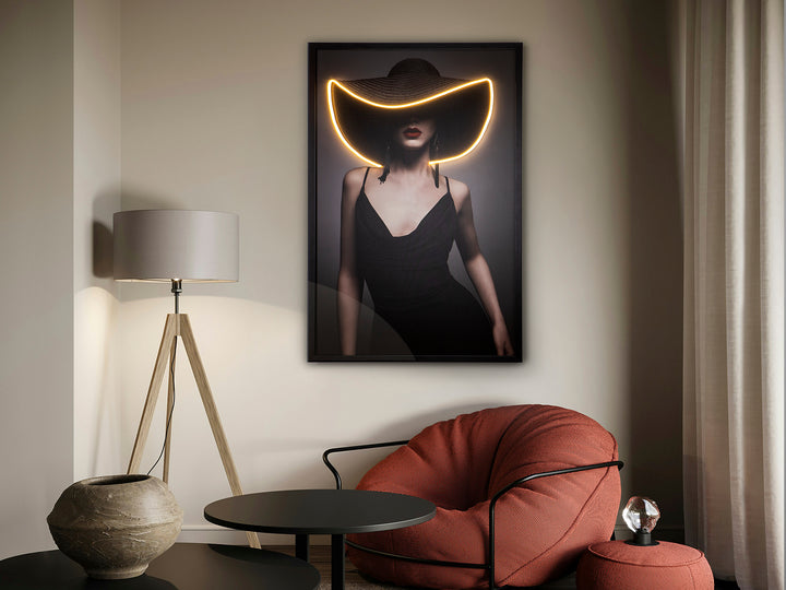 Tablou luminos LED Schuller Pamela cu figura unei femei cu pălărie pamela și bandă LED — 80x120 cm
