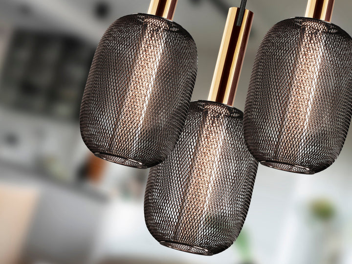 Lustră suspendată Schuller Micrón 3L cu trei abajure: plasă metalică neagră și cilindri de acrilic transparent cu bule.