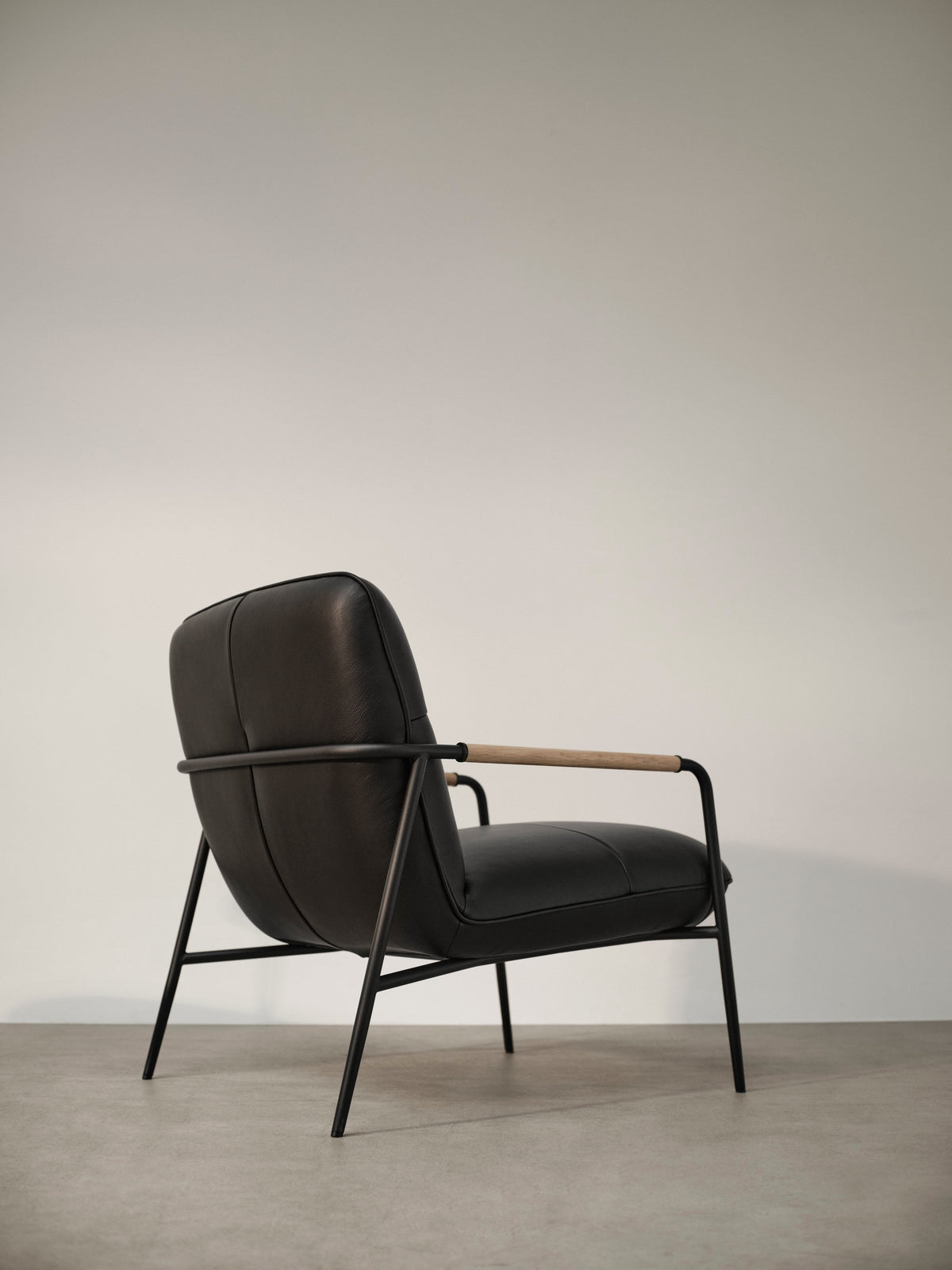 Fotoliu BoConcept Terni, tapițerie albă Tuscany, brațe din stejar închis — detaliu