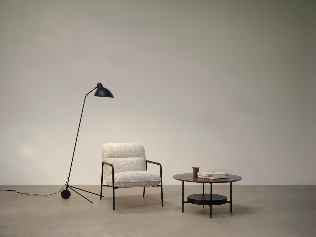 Fotoliu BoConcept Terni, tapițerie albă Tuscany, brațe din stejar închis — detaliu