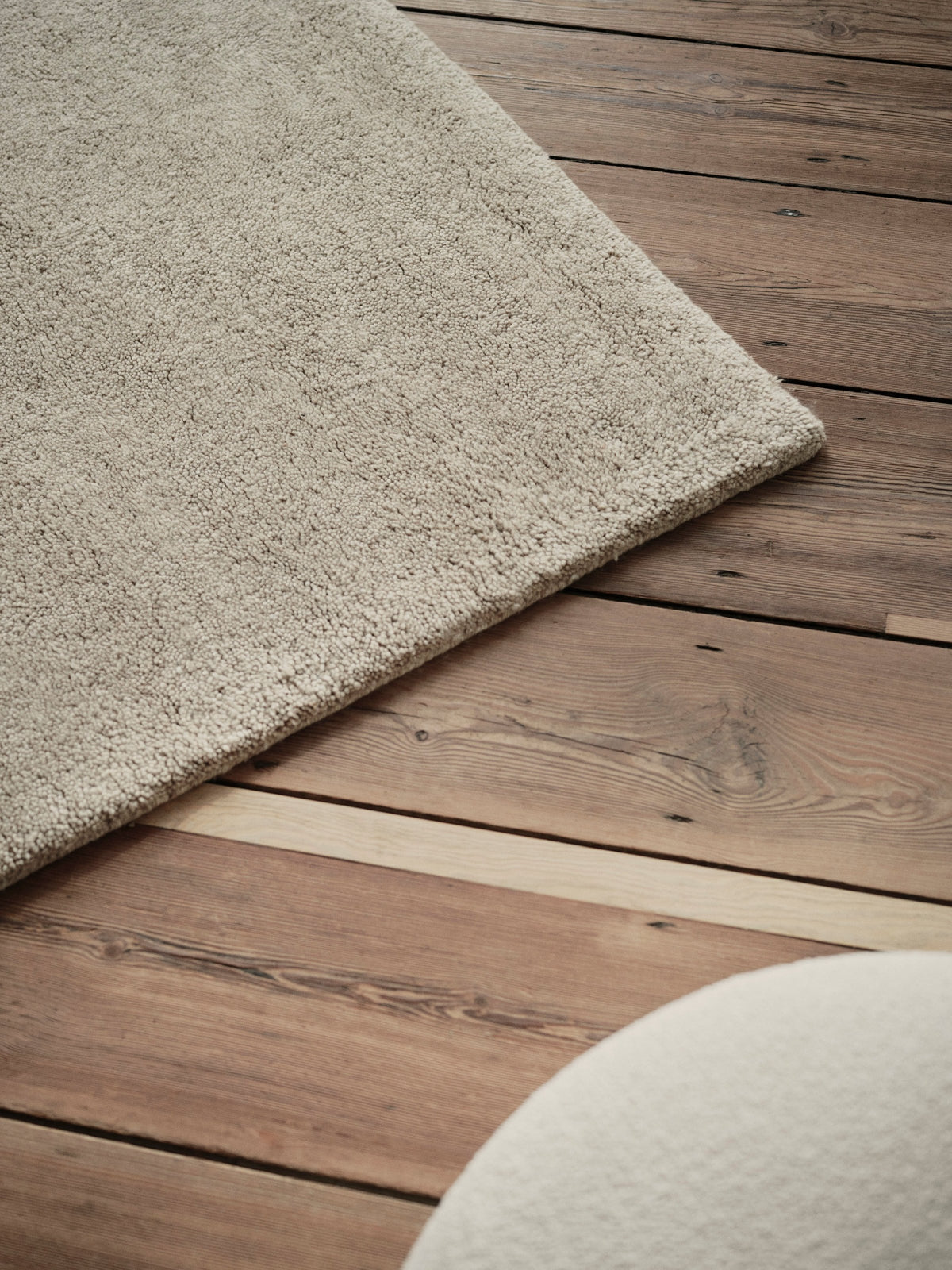 Covor BoConcept Raw Embrace din lână — detaliu