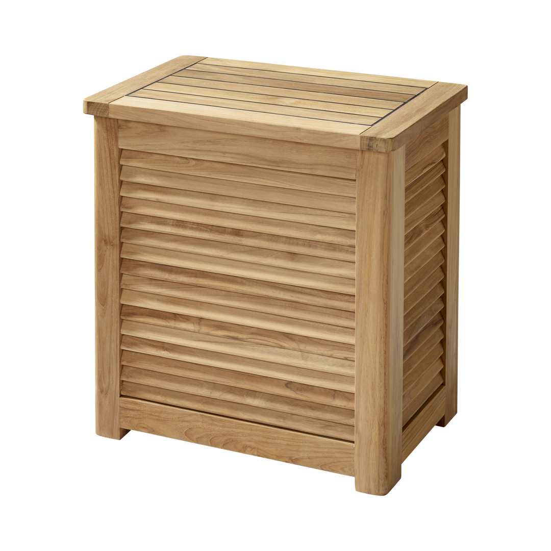 Cutie depozitare mare Everyday Cinas — cutie din tec cu șipci de tip jaluzea pe laturi, într-un spațiu tehnic.