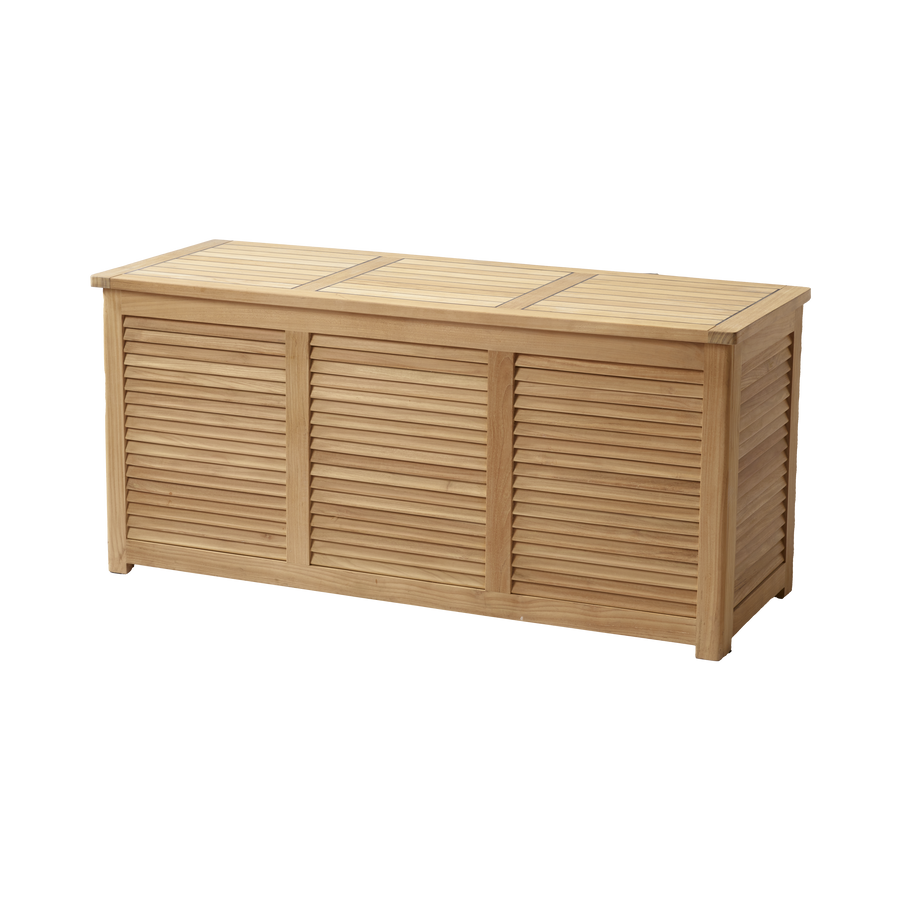 Ladă pentru perne Everyday Cinas — ladă din tec masiv cu capac plat, lângă o canapea de exterior.