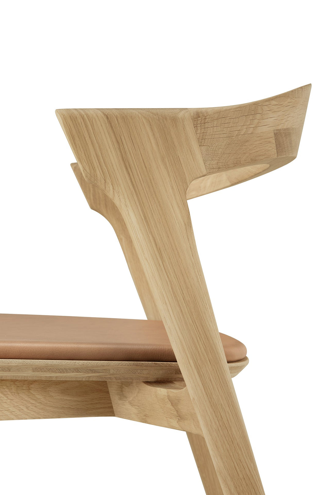 51483_Bok_dining_chair_varnished_oak_Sienna_leather_det02_cut_web_1.jpg