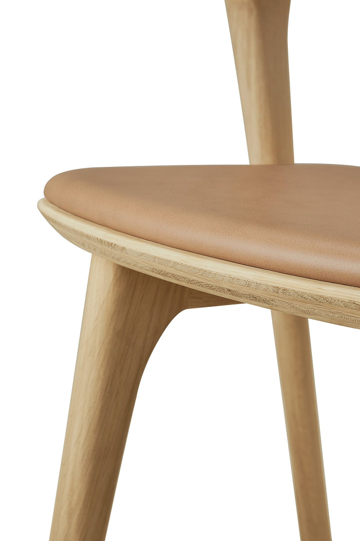 51483_Bok_dining_chair_varnished_oak_Sienna_leather_det03_cut_web.jpg