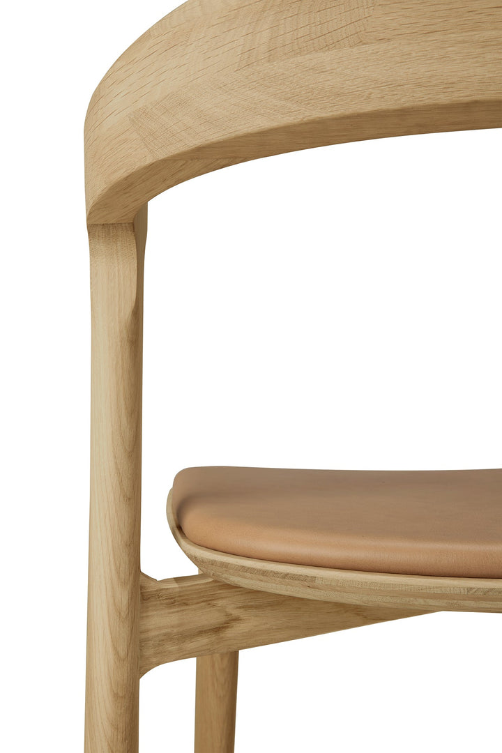 51483_Bok_dining_chair_varnished_oak_Sienna_leather_det04_cut_web_1.jpg