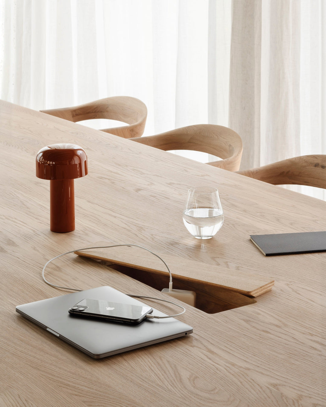 53061_Geometric_meeting_table_51488_Bok_dining_chair_oak_cognac_leather_det_web.jpg