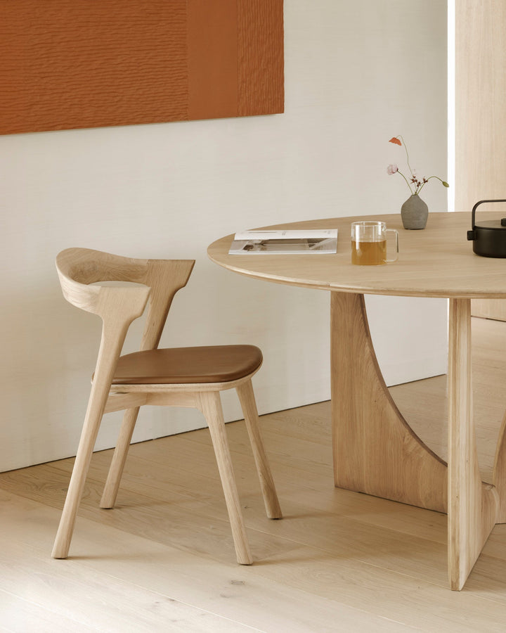 53067_Geometric_dining_table_oak_round_51488_Bok_chair_cognac_leather_web.jpg