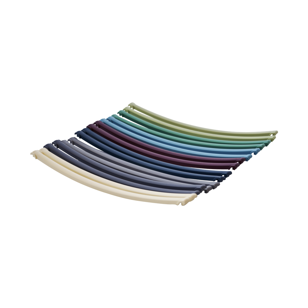 Set șipci MOOD Classic Cinas — 16 șipci de PP în opt culori diferite, pe un scaun MOOD din serie.