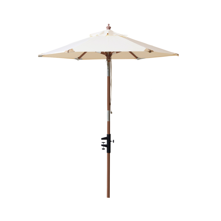 Umbrelă balcon Shade Cinas — umbrelă de 180 cm cu pânză alb-fildeș și coadă cu finisaj tec, pe un balcon.