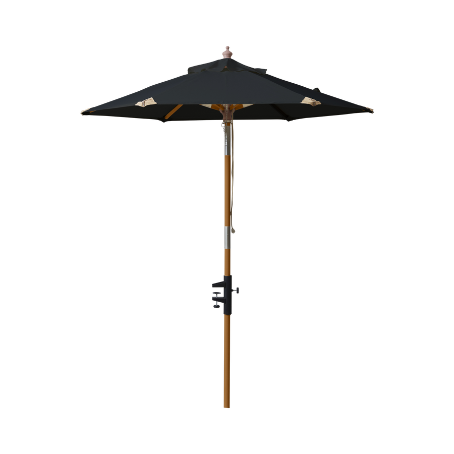 Umbrelă balcon Shade Cinas — umbrelă de 180 cm cu pânză neagră și coadă cu finisaj tec, pe un balcon.