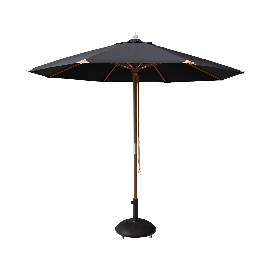 Umbrelă Shade Capri Cinas — umbrelă cu pânză neagră și coadă de lemn cu finisaj tec, pe o terasă modernă.