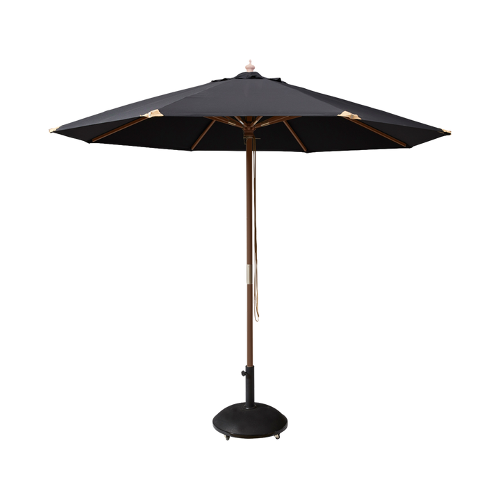 Umbrelă Shade Capri Cinas — umbrelă cu pânză neagră și coadă de lemn cu finisaj tec, pe o terasă modernă.