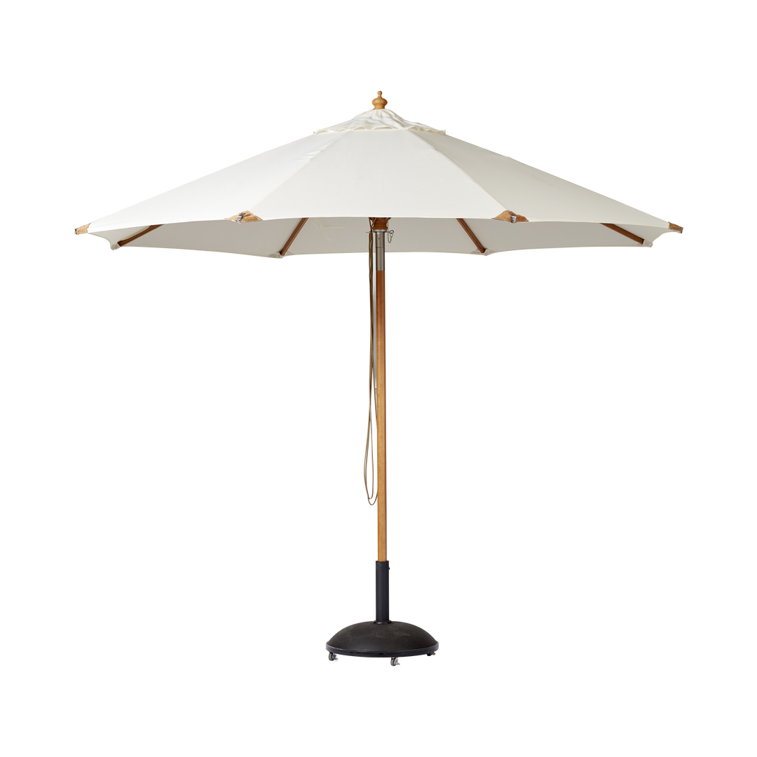 Umbrelă Shade Pomino Cinas — umbrelă de 330 cm cu pânză alb-fildeș și coadă de lemn cu finisaj tec, pe o terasă mare.