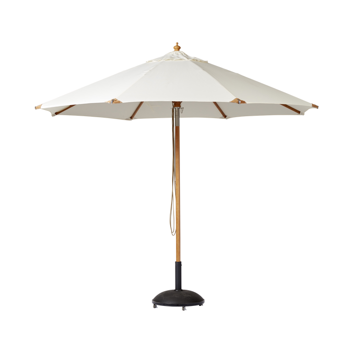 Umbrelă Shade Pomino Cinas — umbrelă de 330 cm cu pânză alb-fildeș și coadă de lemn cu finisaj tec, pe o terasă mare.